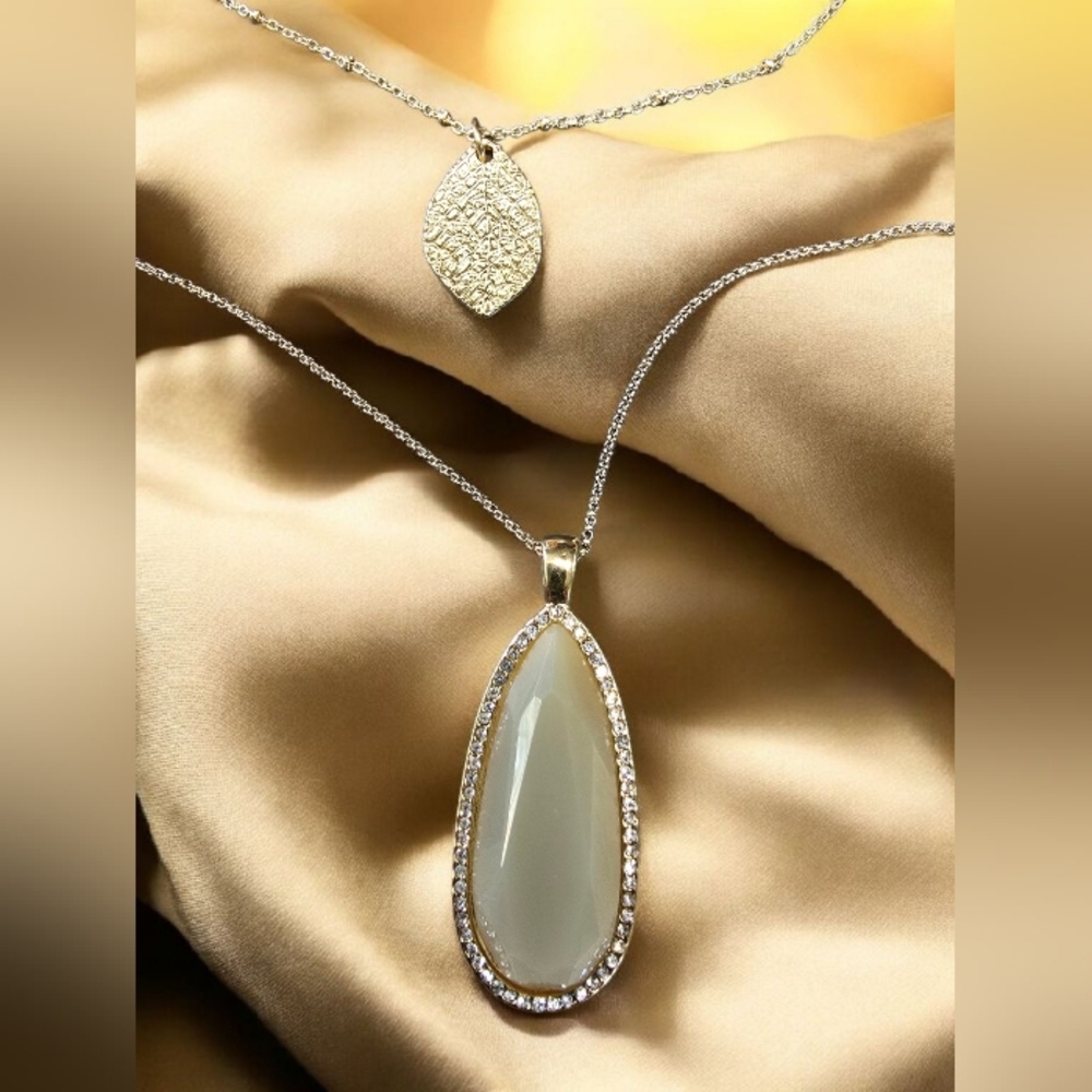Elegant  Gold Pendant Necklace